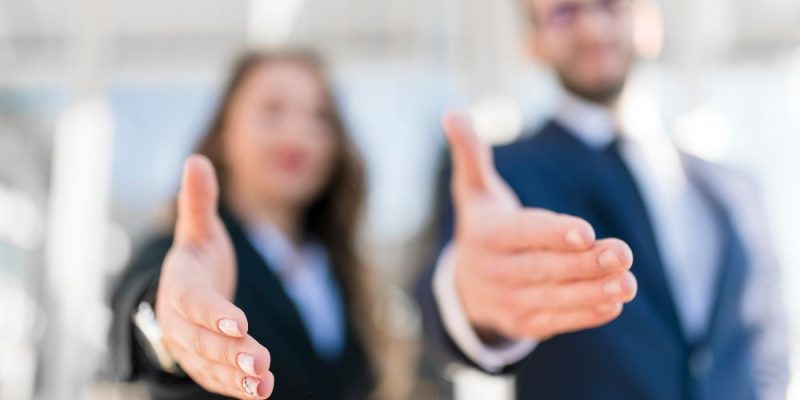 Consultores empresariales ofreciendo confianza y colaboración a sus clientes